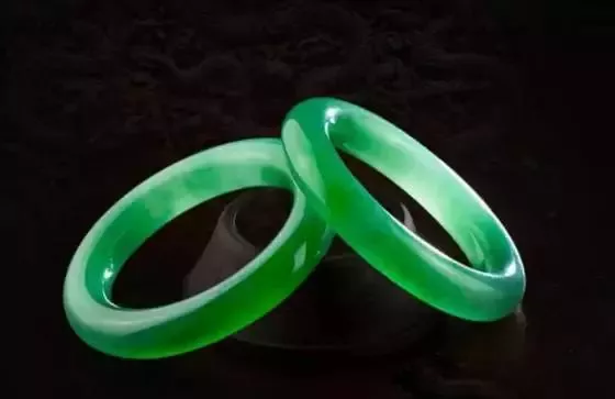 紫罗兰|这对紫罗兰手镯1.9亿成交，创紫罗兰拍卖最高纪录