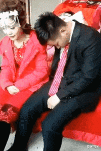 “出差在外，让儿子拍一张媳妇照片，都12点了还不起床”