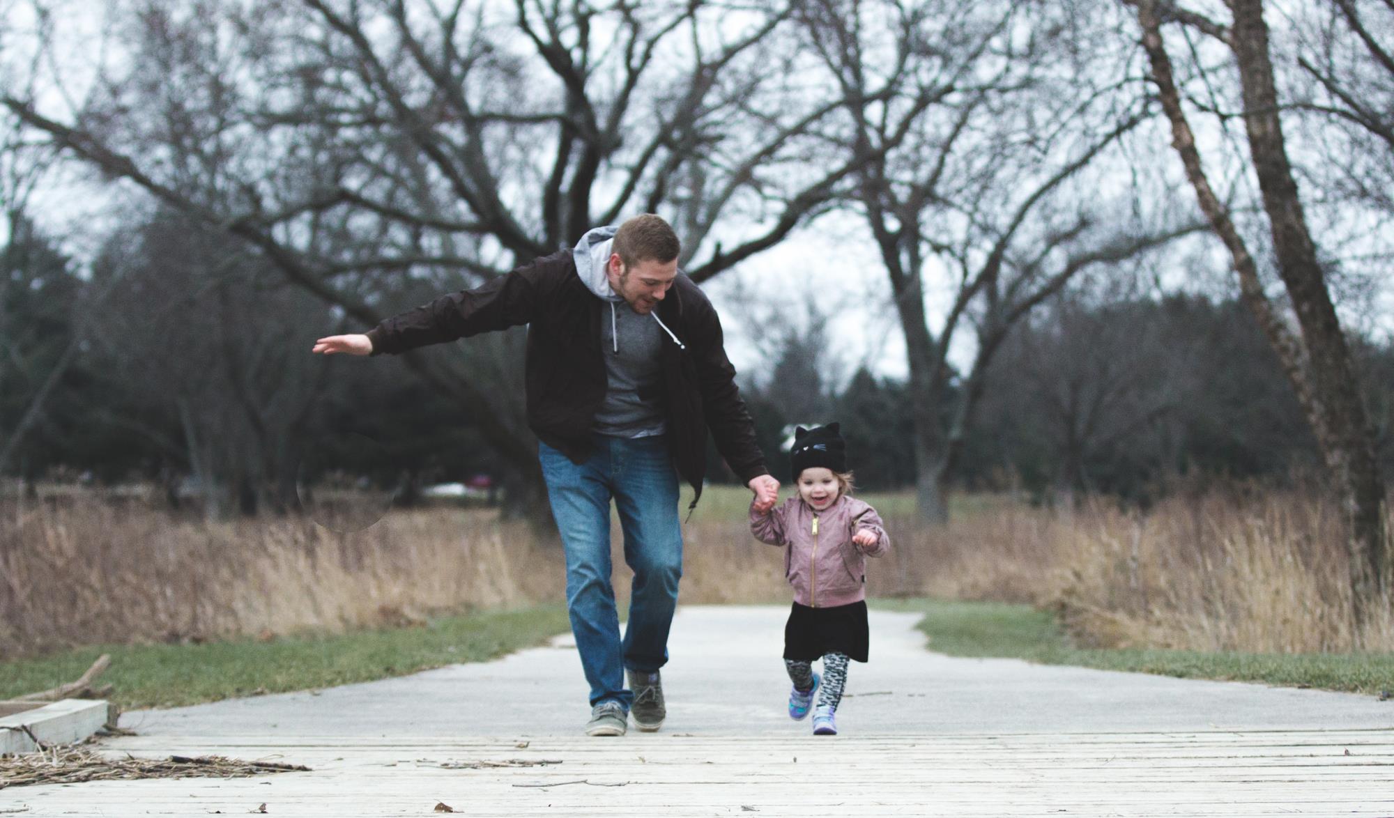 爱心常相伴|爸爸为女儿做示范, 穿裙子时的坐姿很重要! 网友：笑着笑着就哭了