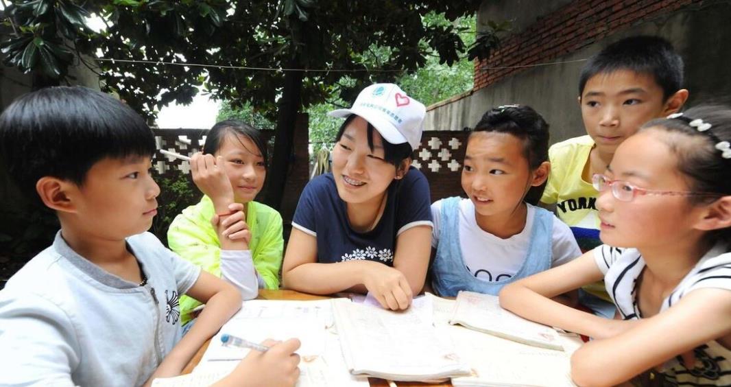 我是妈妈|山村教师含泪恳求：大学生们别来支教了，孩子们实在折腾不起