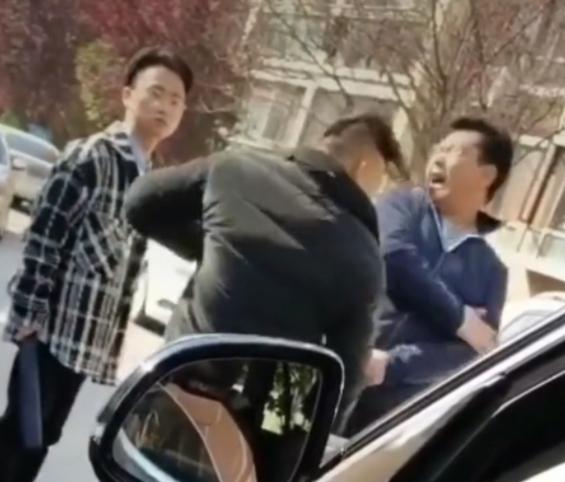 昆山宝马车主车道逆行,无理且不绕人,架拐男人理论遭扇耳光