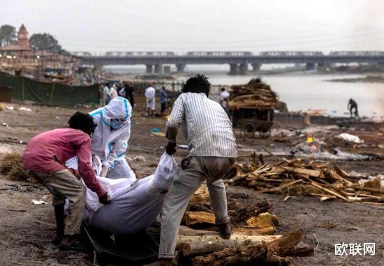 欧联网 贫穷与恐惧 印度官员坦承死亡患者遗体被抛入河中