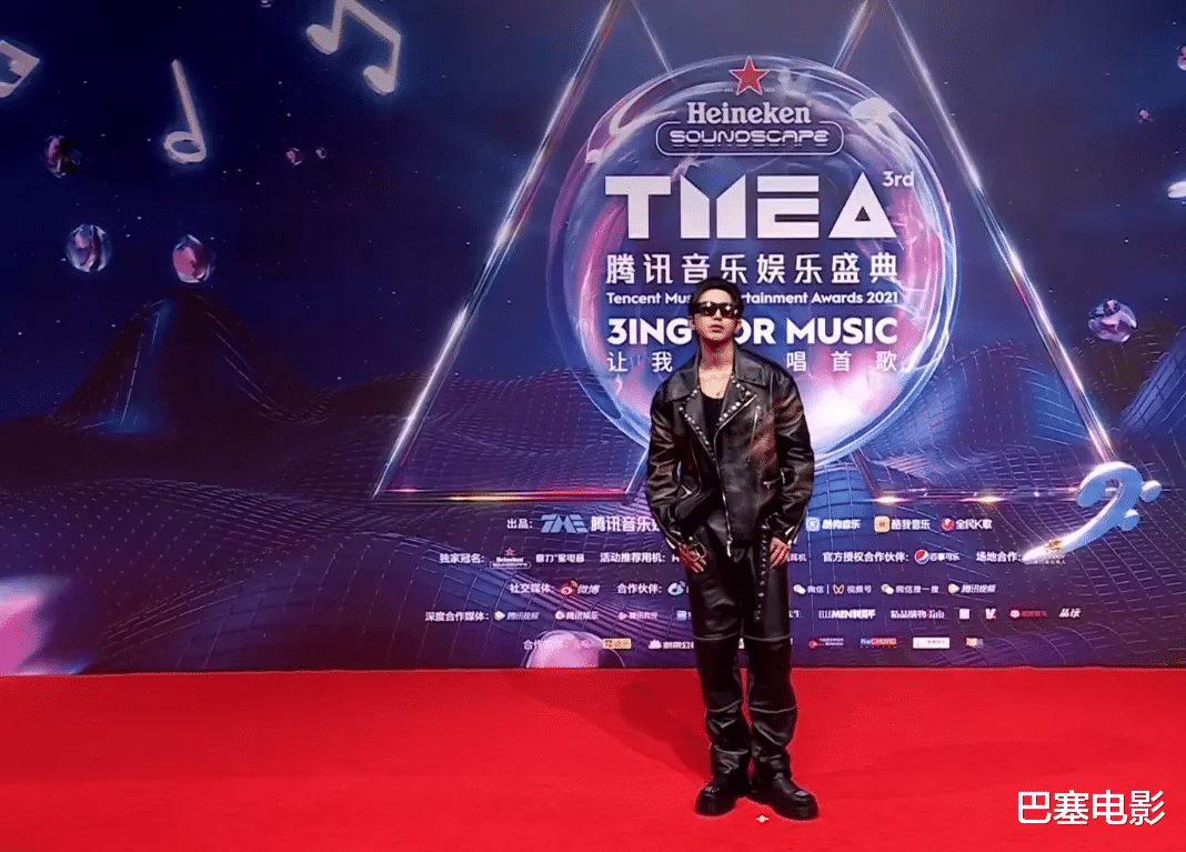 杨紫|又一场红毯，明星比赛丐帮时尚，蔡徐坤颓、周杰伦胖，他又土又丑