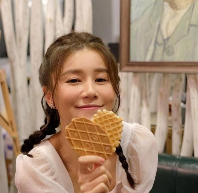 黄翠如|黄翠如素颜示人拍片教化妆 化妆包尽显省钱性格