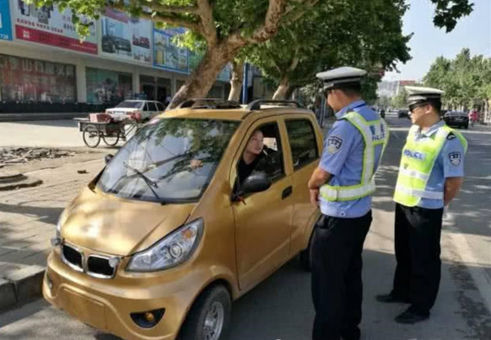 开老年代步车上路被抓,大爷不服气反问交警:买车的时候你哪去了
