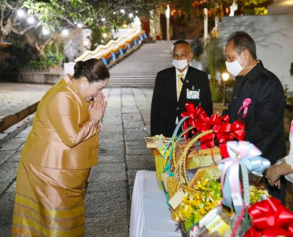 全球时尚风行|泰国38岁胖公主瘦了50斤？蹲着烤肉太接地气，穿黑T真比泰服显瘦