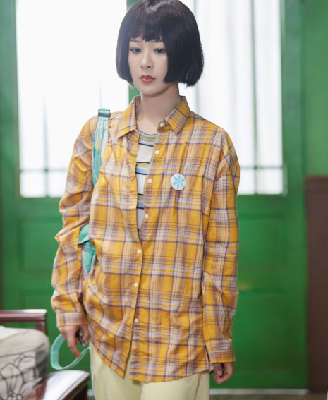 衬衫|杨紫新发型似“整容”！穿衬衫剪刘海波波头变大学生，形象改变许多
