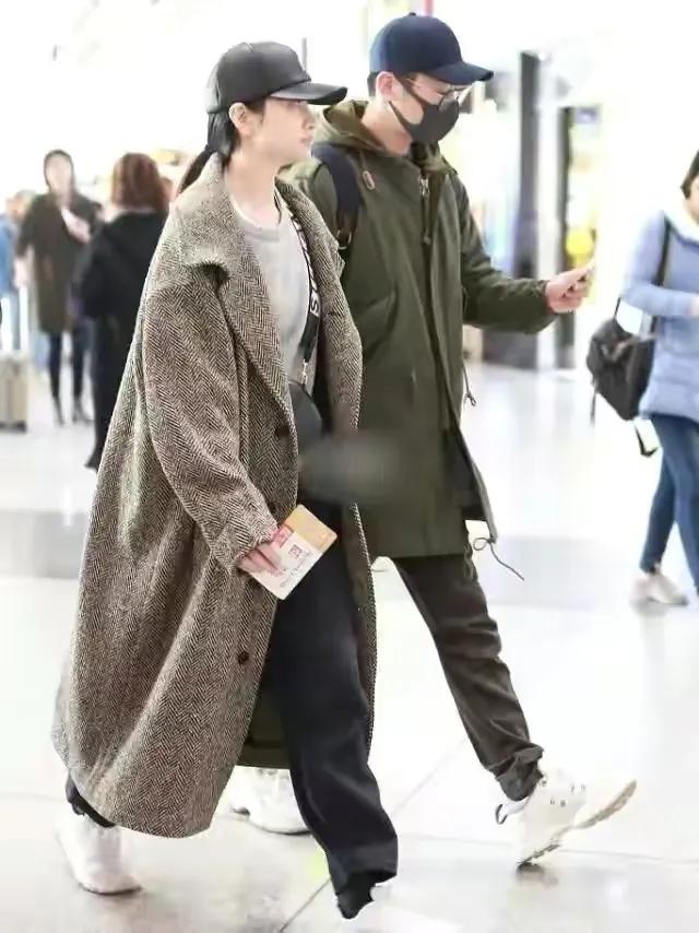 沈佳妮|朱亚文夫妇走机场！沈佳妮脸蛋仅有巴掌大，过时呢大衣搭出潮人感