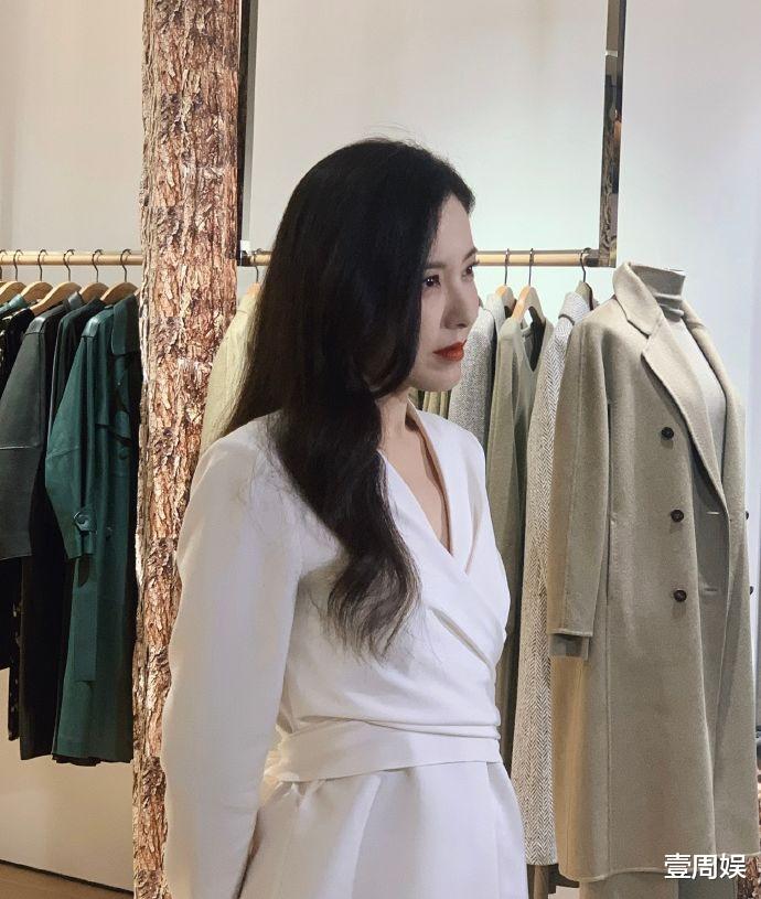 曾黎|45岁曾黎现身活动捞金，一只手捂着胸口，原因太过真实了！