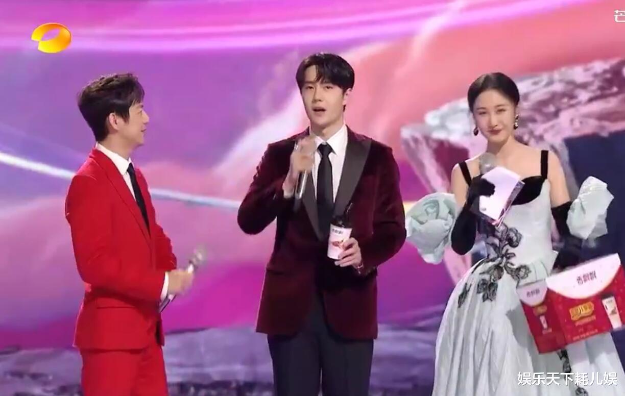 张艺谋|王一博湖南卫视跨年演唱会卖货，穿红丝绒西装口播好强，戴《天天向上》戒指破防了