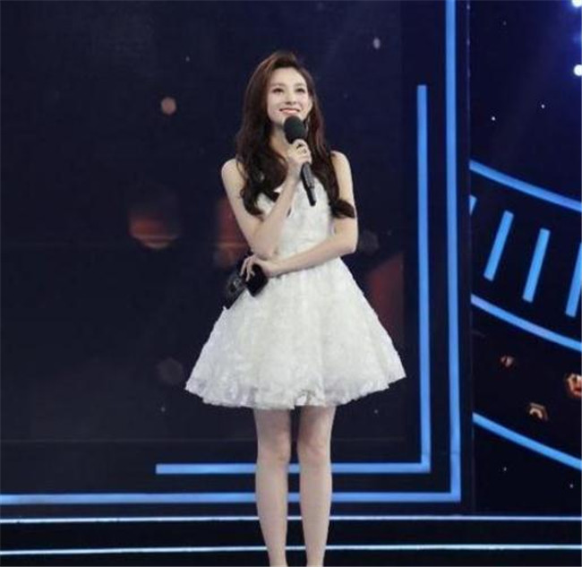 许晋亨|央视美女主持，走秀时泳装意外滑落，淡定走完回应称：谁爱看谁看