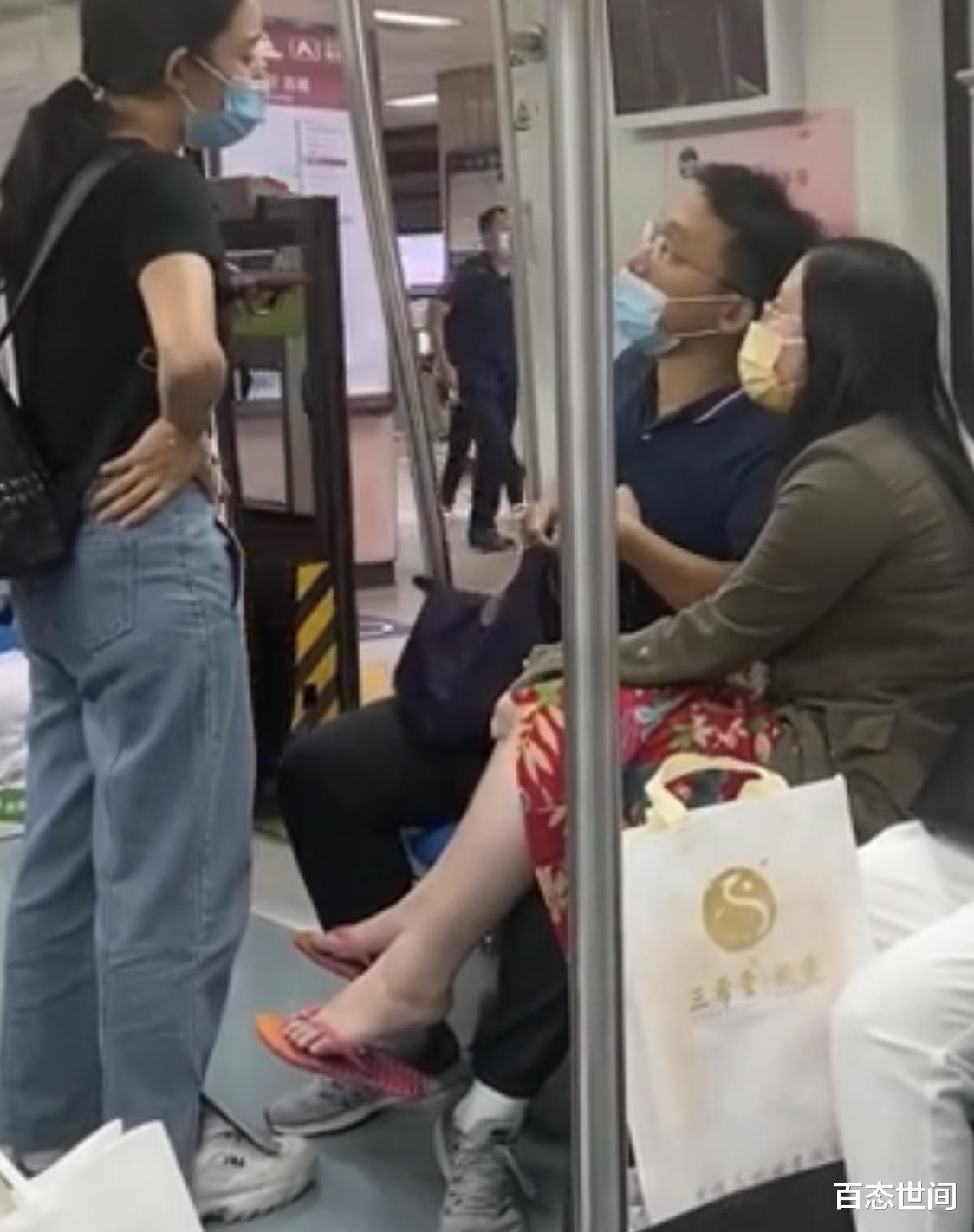 北京地铁 北京地铁一女子双腿搭在男友大腿上，翘着脚两次碰到女乘客起争执