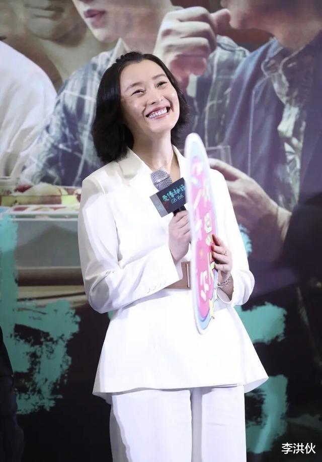 闫妮|女星走红毯各种露法博关注，网友：实力派都把自己裹得严严实实