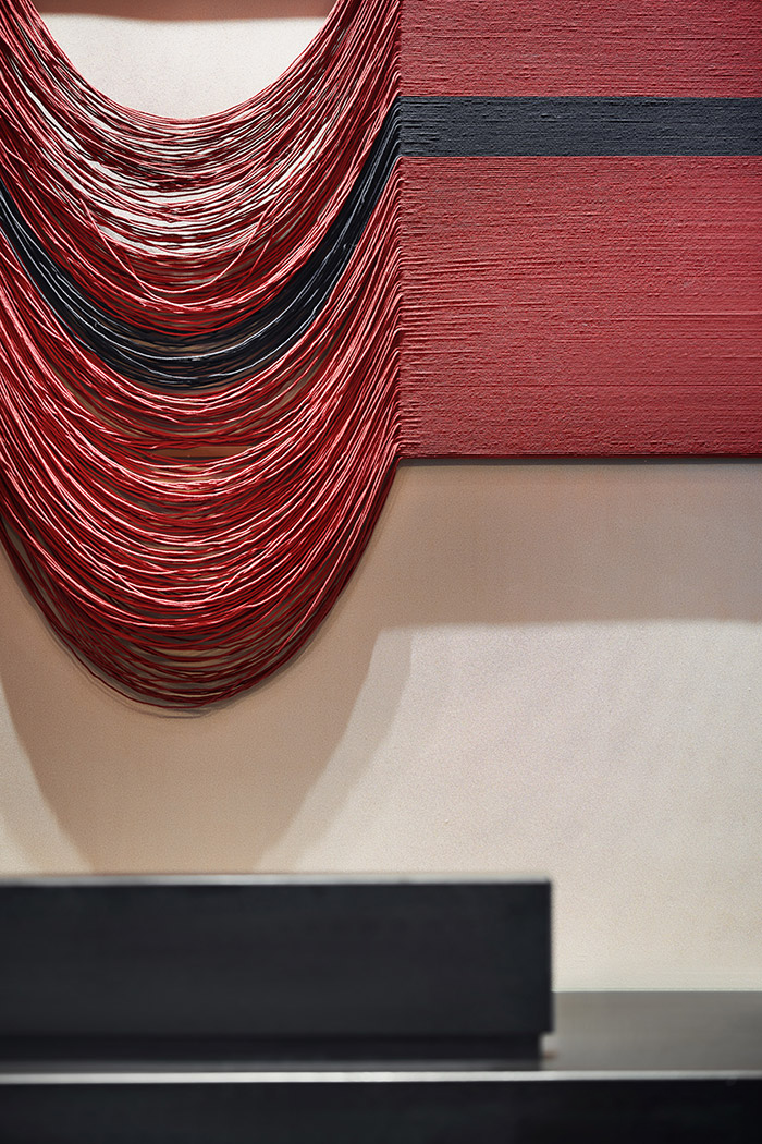 小美涵Emily|浓丽而风雅的枫红、粗粝质感的灰调,演绎当代超逸与东方情怀