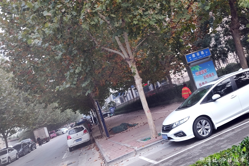 聊城街头遗落一包裹,有人捡起来就走,幸亏被拦下,失主尚未找到