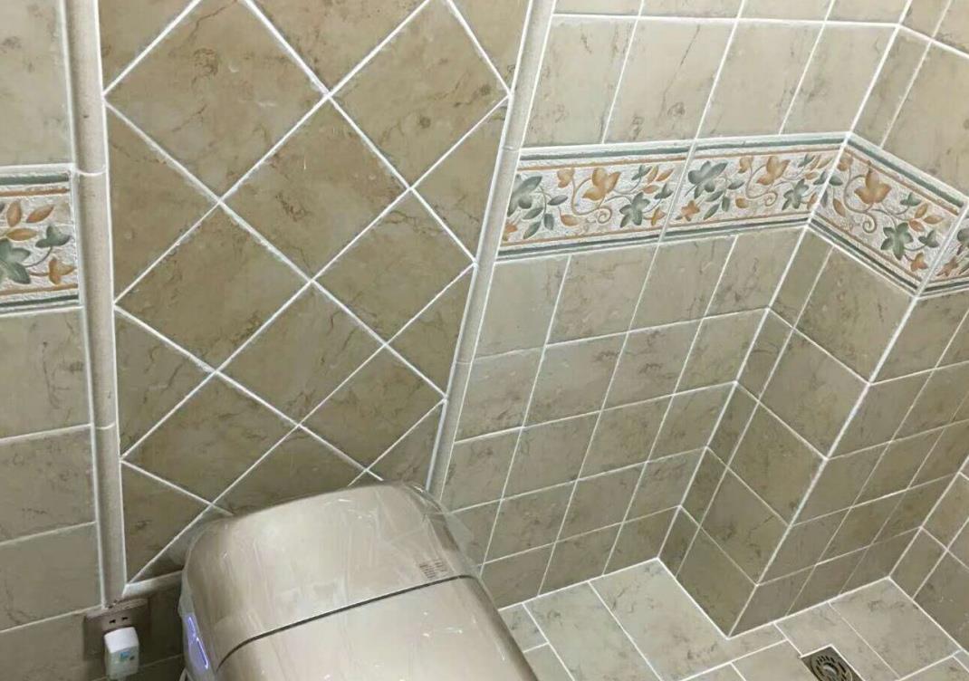 卫生间铺好瓷砖以后漏水,别着急砸瓷砖,有2种方法很实用