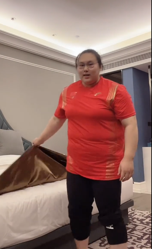 刘美华时尚 姑姑真的好温柔，穿黑色的服装低调还大方，气势不输奥运冠军