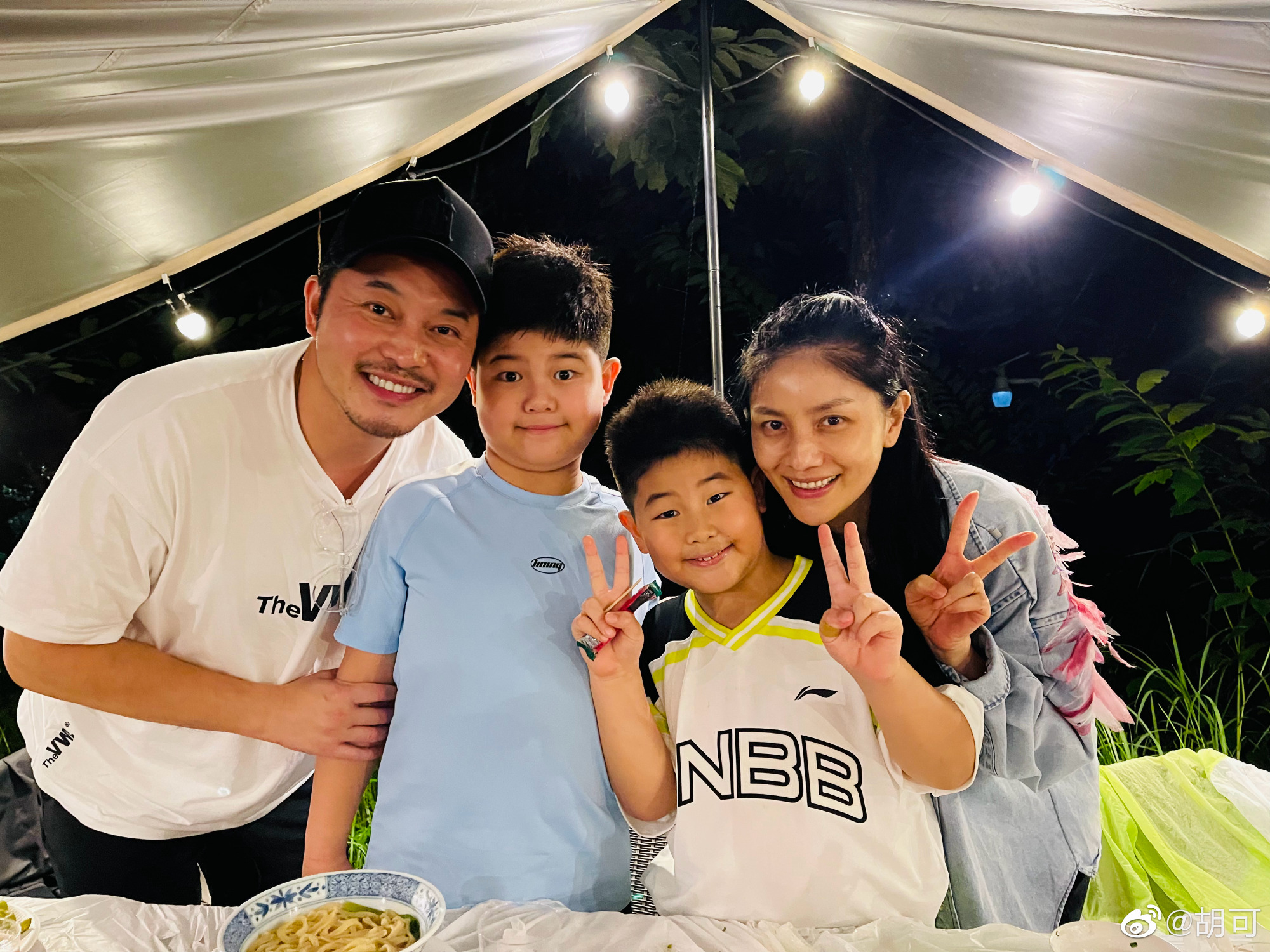 胡可|46岁胡可晒全家福庆生，一家四口做鬼脸超搞笑，10岁安吉圆润不少