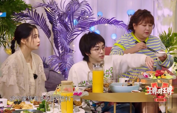 王姬|腿太长怎么席地而坐？看到关晓彤的坐姿，网友：佩服！