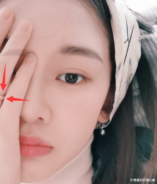 苗苗|苗苗晒女儿的小裙子，郑恺送的戒指抢镜，领证10个月终于成为“郑太太”