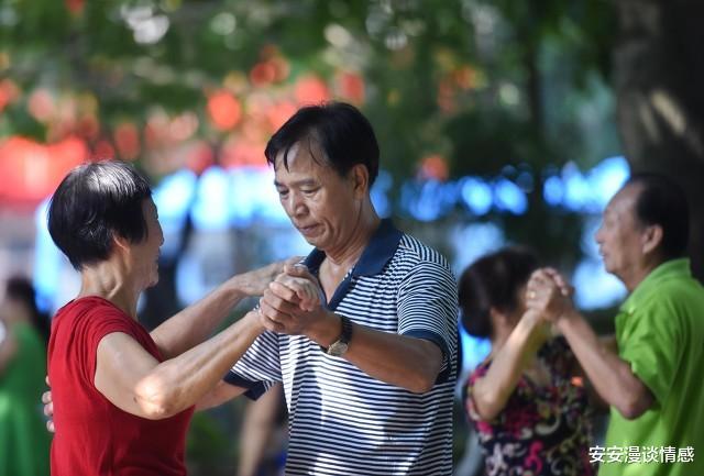 交谊舞|63岁大爷哭诉：跳交谊舞只为锻炼身体，结果6千块退休金却不够花