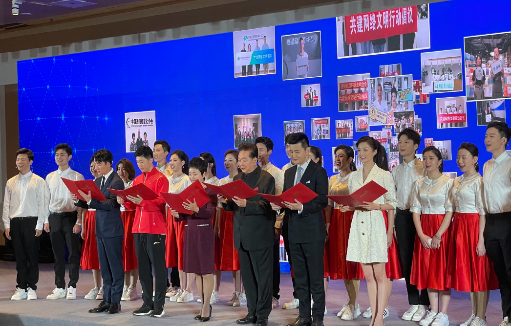 朗诵|“中传校花”冯琳，再次“亮相”朗诵现场，气质和能力均有进步