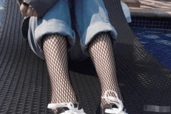 萌控孩|“为啥女生都爱穿渔网袜，脚指头在里面不难受吗？”哈哈哈直男不懂！