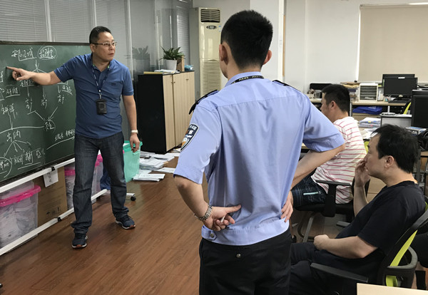 男子向同事借钱还赌债,对方不应就杀人抢劫