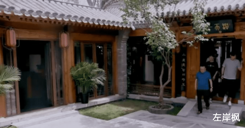 和珅|直击王刚四合院：明清时期的黄花梨桌子，墙挂齐白石、范曾的名画