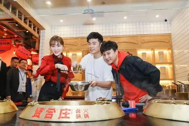 何炅|“别装了，何炅！”：你的微博，刺痛了1.2亿人的伤疤