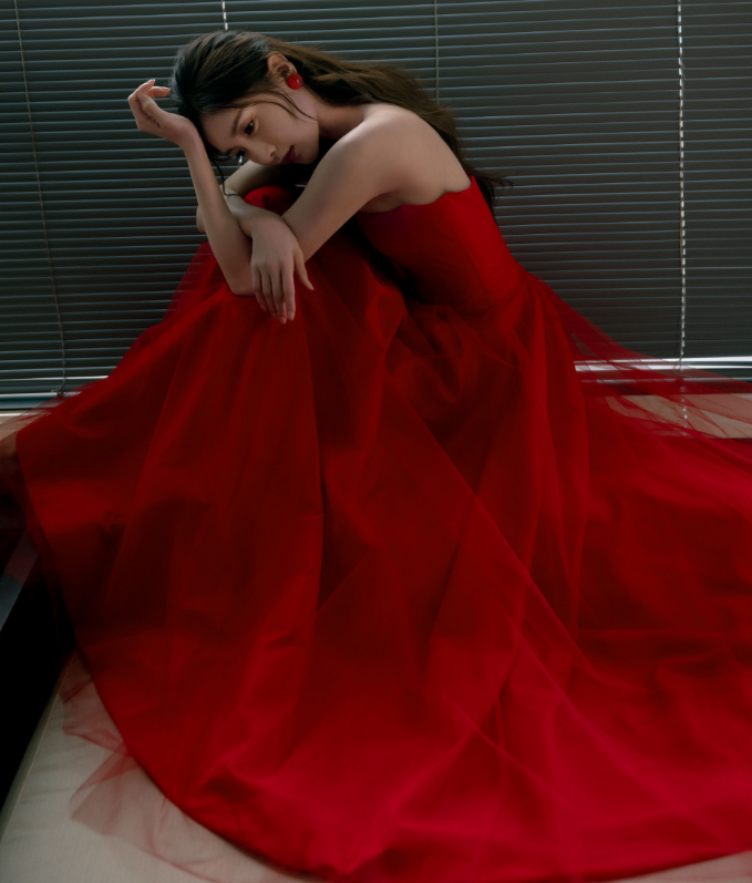 王小丫|江疏影“上班照”全网疯传，生图下暴露真实身材，白到发光太绝了