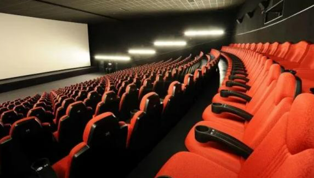 为何电影院座椅是红色？年轻小情侣表示感谢，网友：关灯后全懂了