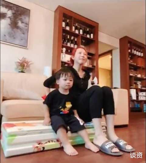 蔡少芬|48岁蔡少芬素颜憔悴状态差，陪儿子玩耍被指像奶奶，大龄生娃伤害大