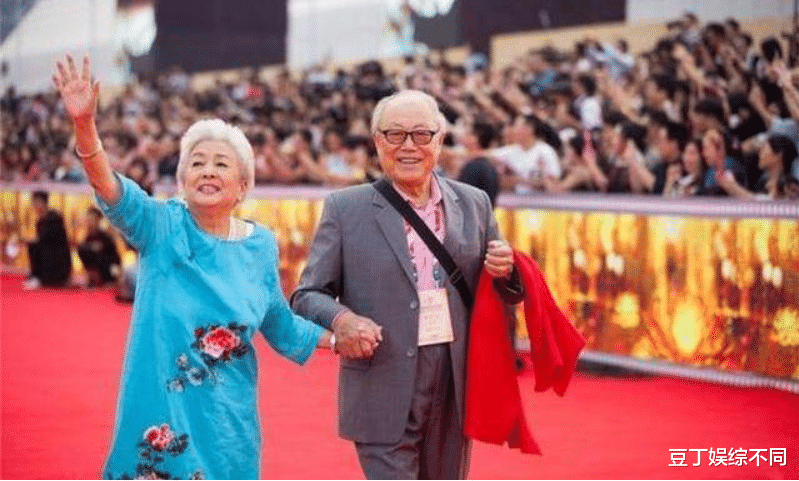 娄滋博|86岁老戏骨晚节不保，靠人搀扶走穴捞金，网友：在家养老吧