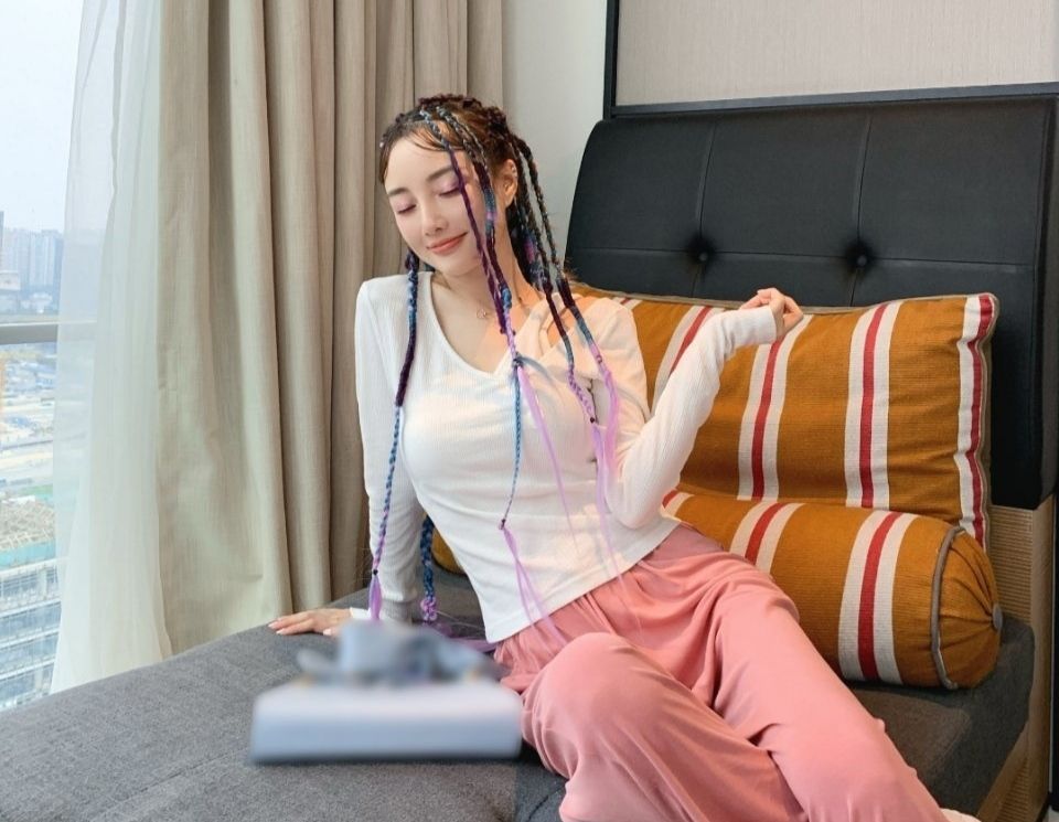 李小璐|李小璐又作妖，无戏可拍也不消停，扎脏辫好嘻哈