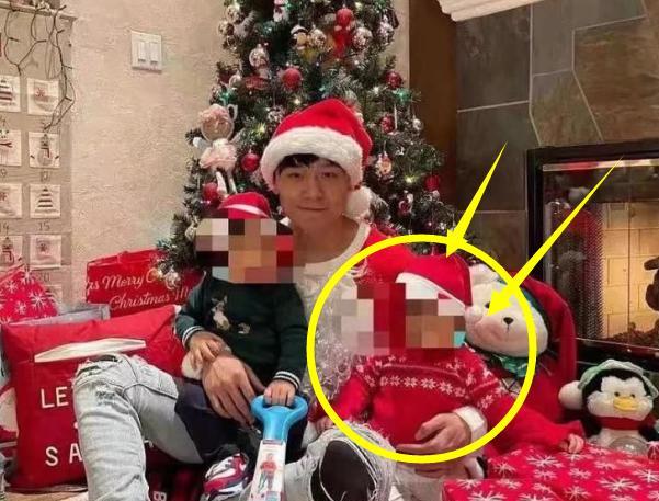 张恒|张恒在国外账号上晒自拍，孩子意外出镜，父子三人睡在洗手间旁边