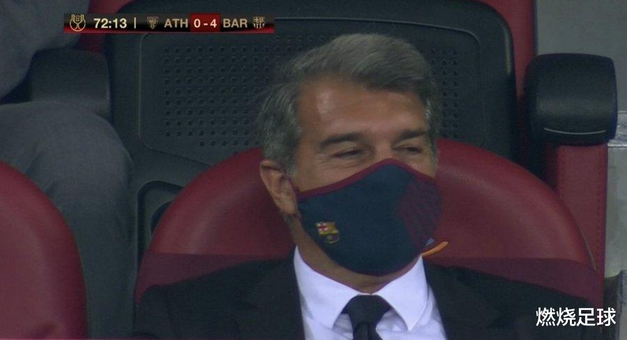 巴塞罗那|捧杯时刻！巴萨高歌庆祝，梅西拥抱科曼+高举奖杯，拉波尔塔笑了