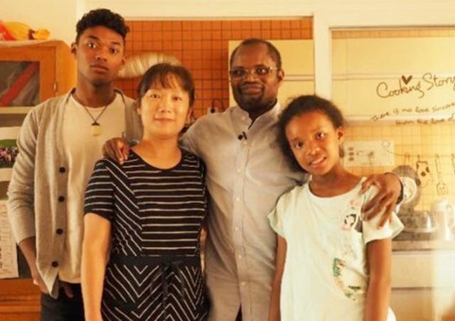 四川省|黑人迪亚拉：获中医博士学位，在中国大山行医30年，迎娶四川妻子