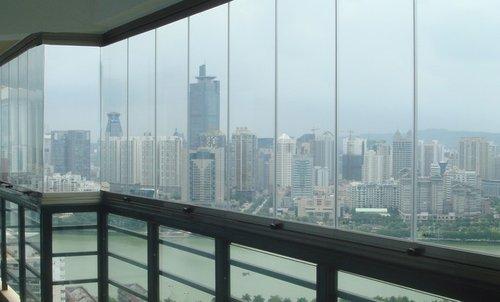 封阳台现在流行用无框窗,装修过的朋友却说这是个大坑!