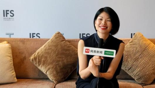 翡翠|一手烂牌打出王炸，小眼睛厚嘴唇大方脸，吕燕的脸跟翡翠一样高级