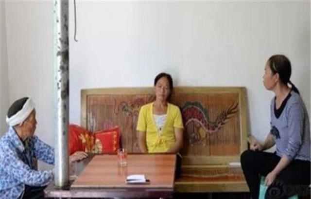 奶豆说育儿|14岁女孩被亲戚拐卖给老光棍,生下一对儿女后逃出,回家哭成泪人