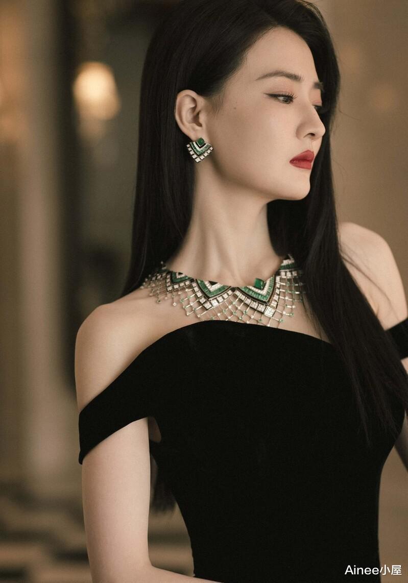 徐璐|徐璐真是天生的“礼服身材”，高开叉秀美腿，身材能和模特比美