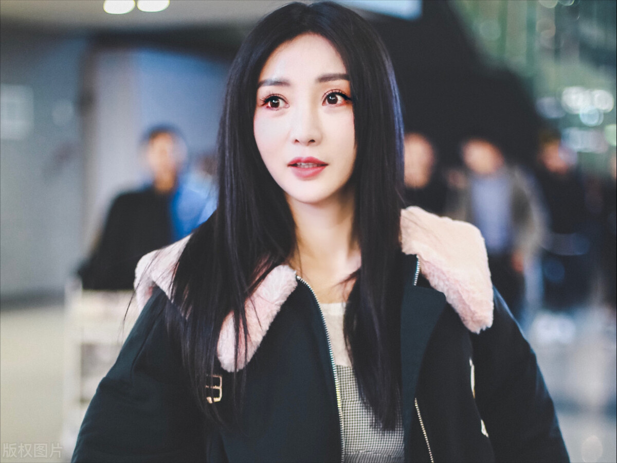 士兵突击|柳岩晒主持人证，神色骄傲为此感到自豪，如今已转行很可惜