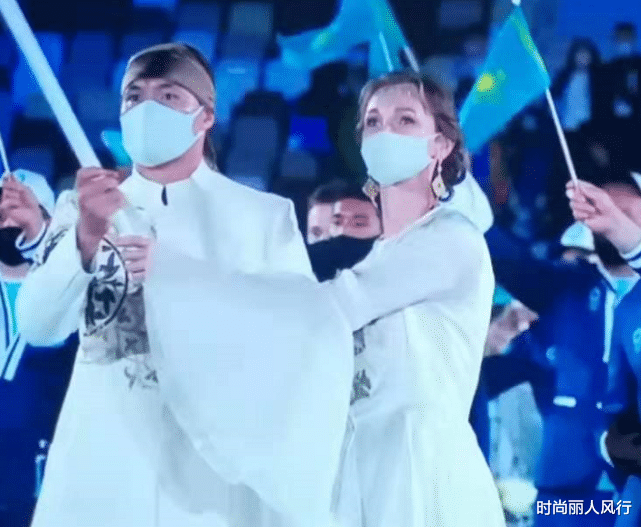 时尚丽人风行|开幕式女旗手“仙女脸”彻底火了！穿纱裙入场，摘下口罩颜值惨跌