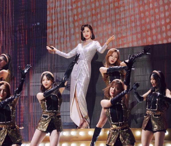 刘敏涛|刘敏涛穿一身银裙秀曲线，复古卷发配红唇贵气十足，美得太高级