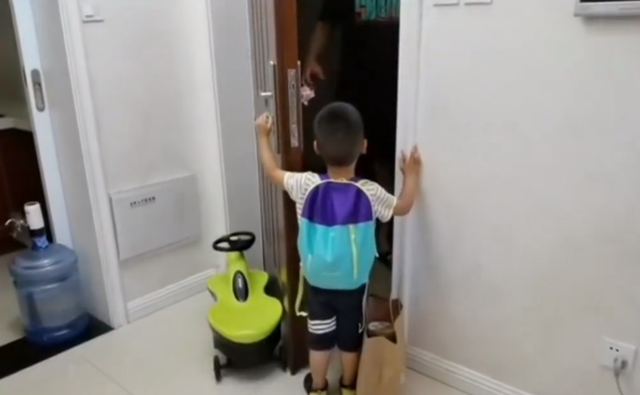 悦姐ya|陕西男子离婚后第一次来看儿子，儿子满脸期待，随后对话看哭网友