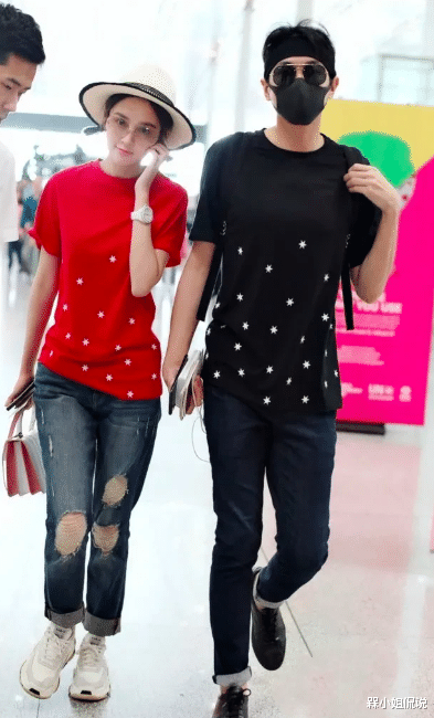 槑小姐侃说|张若昀夫妇越看越登对,夫妇穿情侣装恩爱走机场,老公细腿真抢镜