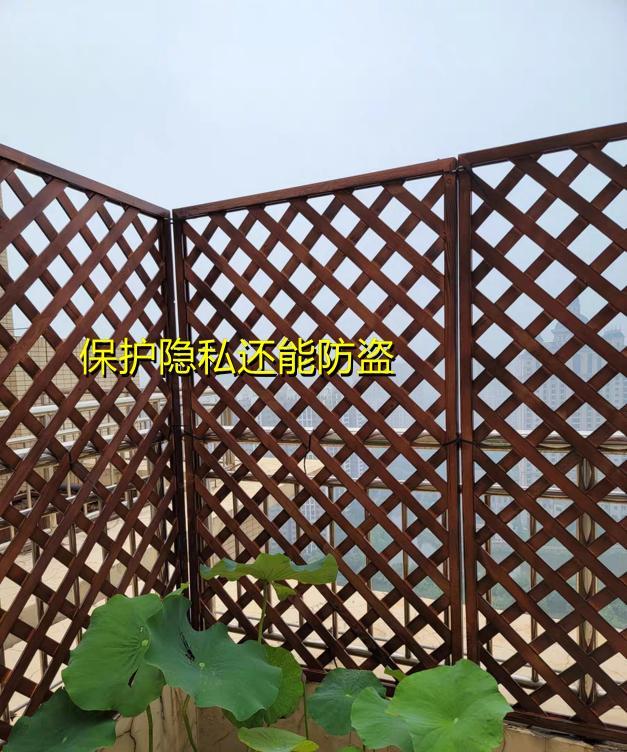 封阳台|我也不想封阳台，在护栏围圈木栅栏，种花种草做花架，还省几万块