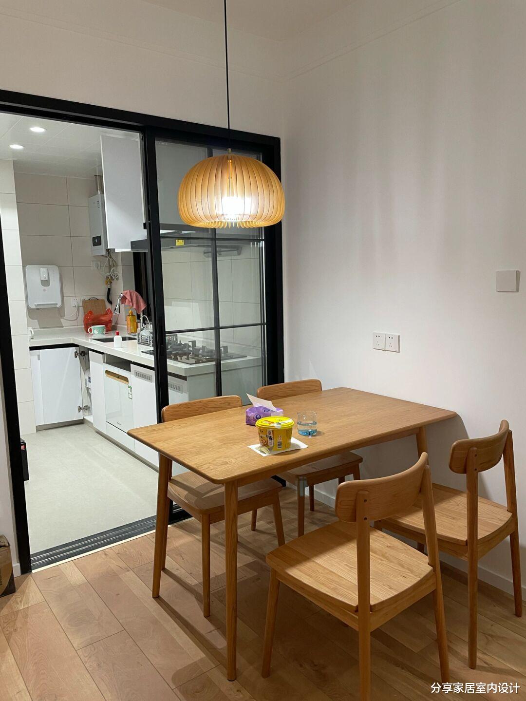 新房打扫干净准备入住，全屋铺贴木地板，电视墙打满柜子很实用！