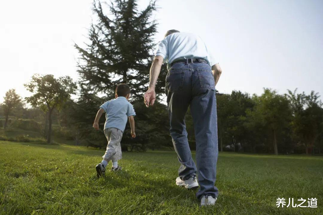 养儿之道|三岁前的宝宝经常和老人睡,现在看不到的伤害,等娃长大就会暴露
